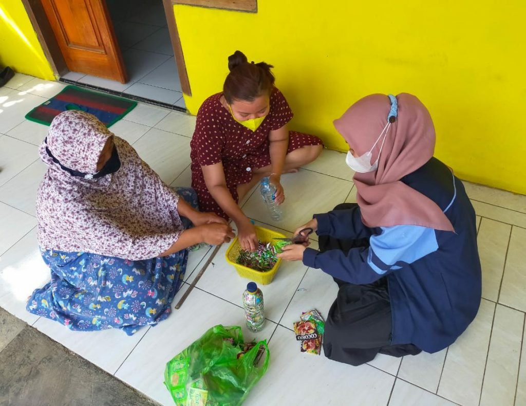 Pemberdayaan Ramah Lingkungan Melalui Daur Ulang Sampah Plastik