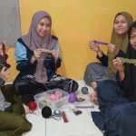 Memberdayakan Ekonomi Kreatif, Mahasiswa UIN Walisongo Adakan Pelatihan Merajut