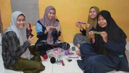 Memberdayakan Ekonomi Kreatif, Mahasiswa UIN Walisongo Adakan Pelatihan Merajut