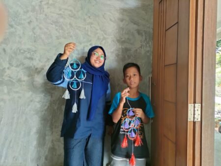 Manfaatkan Sampah Plastik, Mahasiswa UIN Walisongo Ajak Anak Buat Kerajinan Tangan