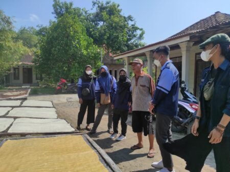 Usung Konsep Digitalisasi, Mahasiswa UIN Walisongo Bantu UMKM Kerupuk Ketan