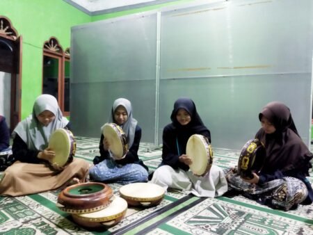 Peduli Pendidikan Islami, Mahasiswa KKN Bersama Santri Adakan Pelatihan Rebana