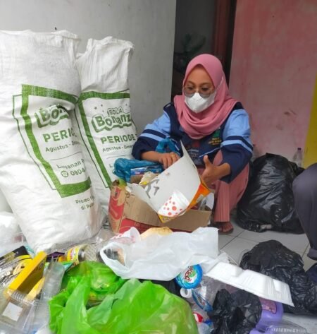 Potret Giat Mahasiswa UIN Walisongo di Bank Sampah Melati