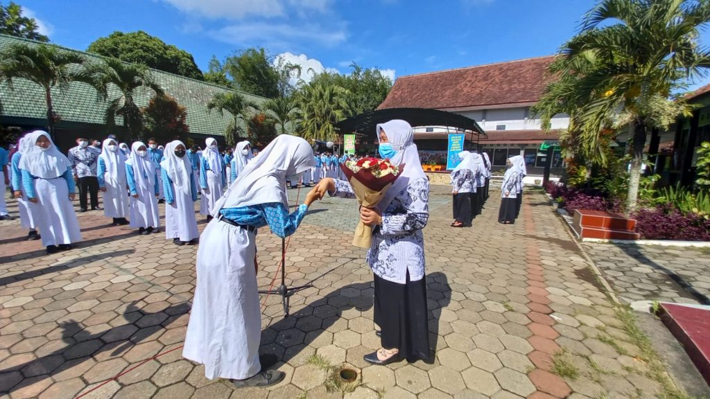 Refleksi Hari Guru Nasional, Mahasiswa Kampus Mengajar Angkatan 2 Helat Upacara