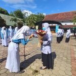 Refleksi Hari Guru Nasional, Mahasiswa Kampus Mengajar Angkatan 2 Helat Upacara