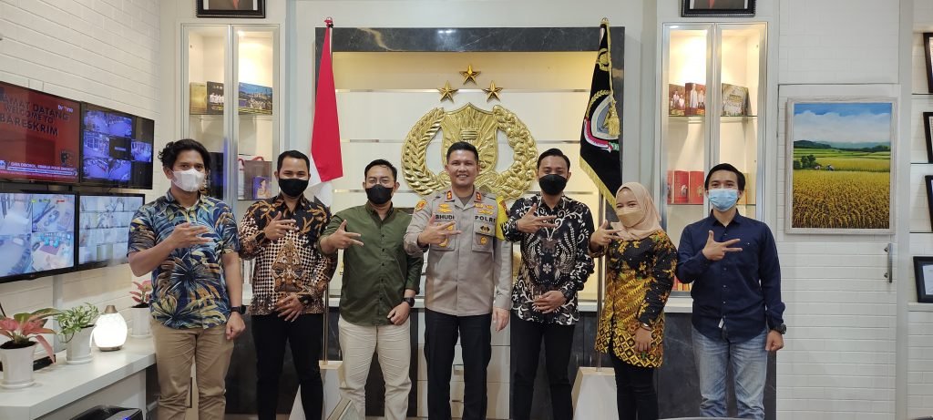 Adakan Safari Silaturahmi, Gekrafs Malang Hari ini Bertemu Kapolresta Foto bersama pengurus harian gekrafs kota malang saat bersilaturahim bersama kapolres kota malang 19/11
