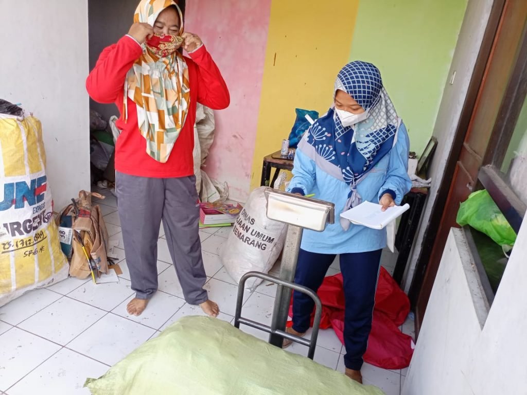 Peduli Lingkungan, Mahasiswa KKN UIN Walisongo Ikuti Kegiatan Pilah Sampah di Kelurahan Mangkangkulon