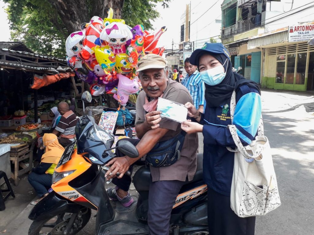 Bagikan Masker, Mahasiswa UIN Walisongo Ingatkan Pentingnya Disiplin Prokes