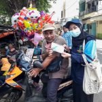 Bagikan Masker, Mahasiswa UIN Walisongo Ingatkan Pentingnya Disiplin Prokes