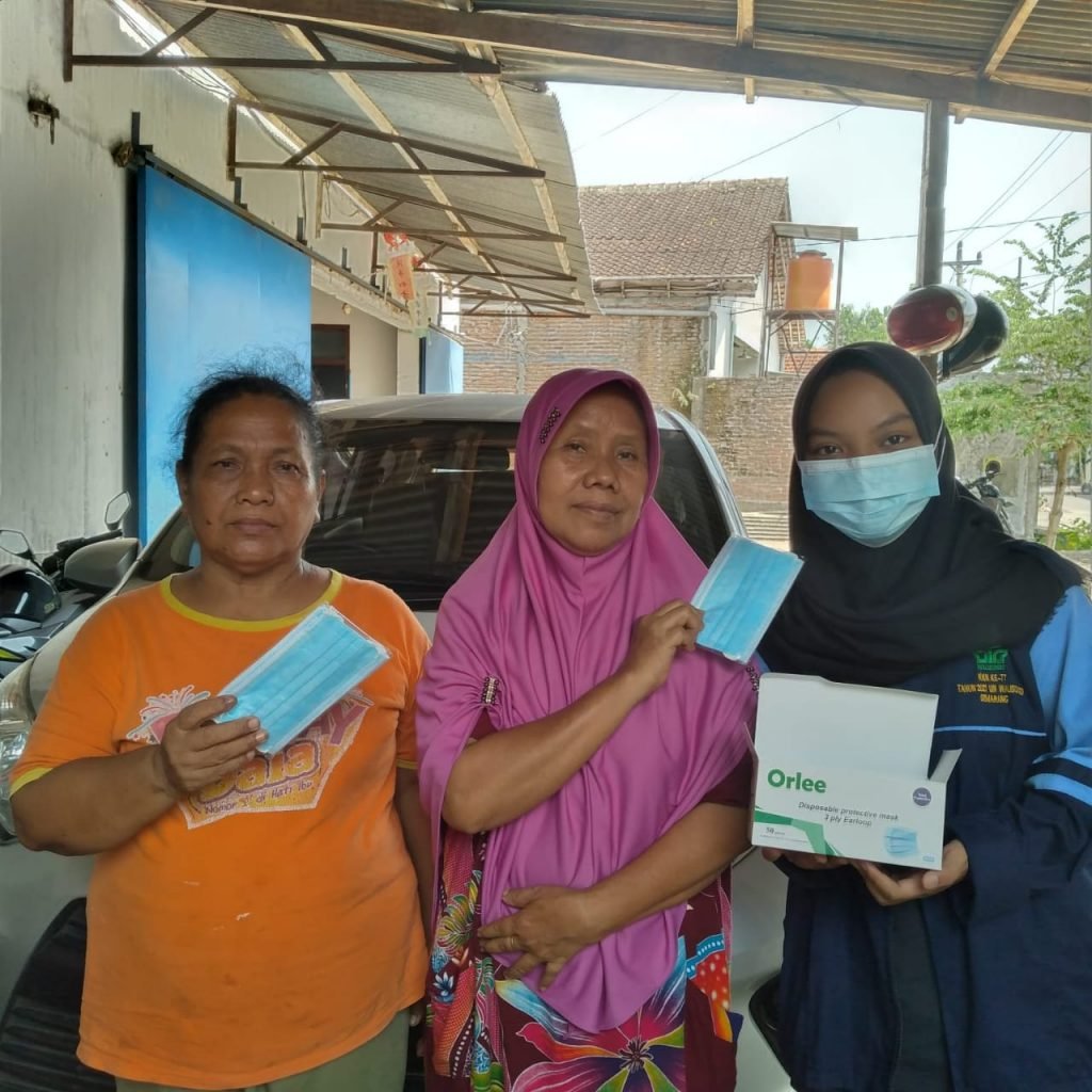 Cegah Covid-19, Mahasiswi UIN Walisongo Bagikan Masker Gratis