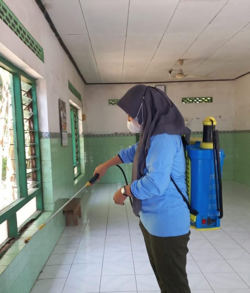 Cegah Covid19, Mahasiswa UIN Walisongo Melakukan Penyemprotan Disinfektan
