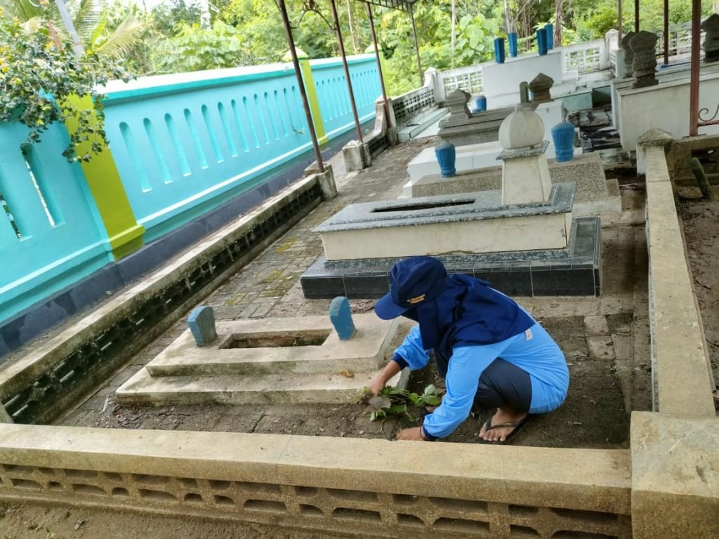 Mahasiswa UIN Walisongo Ikuti Kegiatan Bersih Bersih Makam Ulama