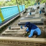 Mahasiswa UIN Walisongo Ikuti Kegiatan Bersih Bersih Makam Ulama