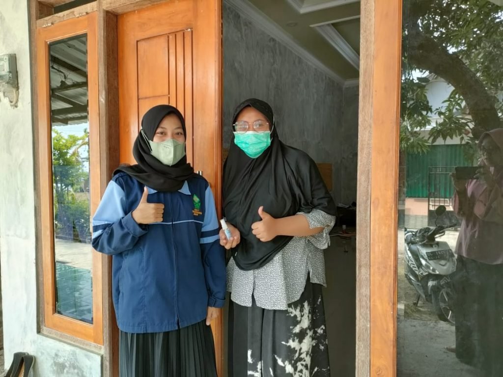 Mahasiswa UIN Walisongo Bagikan Masker dan Hand sanitizer Gratis Kepada Warga