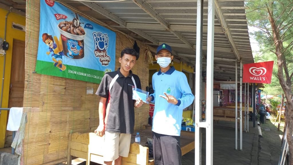 Cegah Covid19, Mahasiswa UIN Walisongo Bagikan Masker kepada UMKM Gebanganom