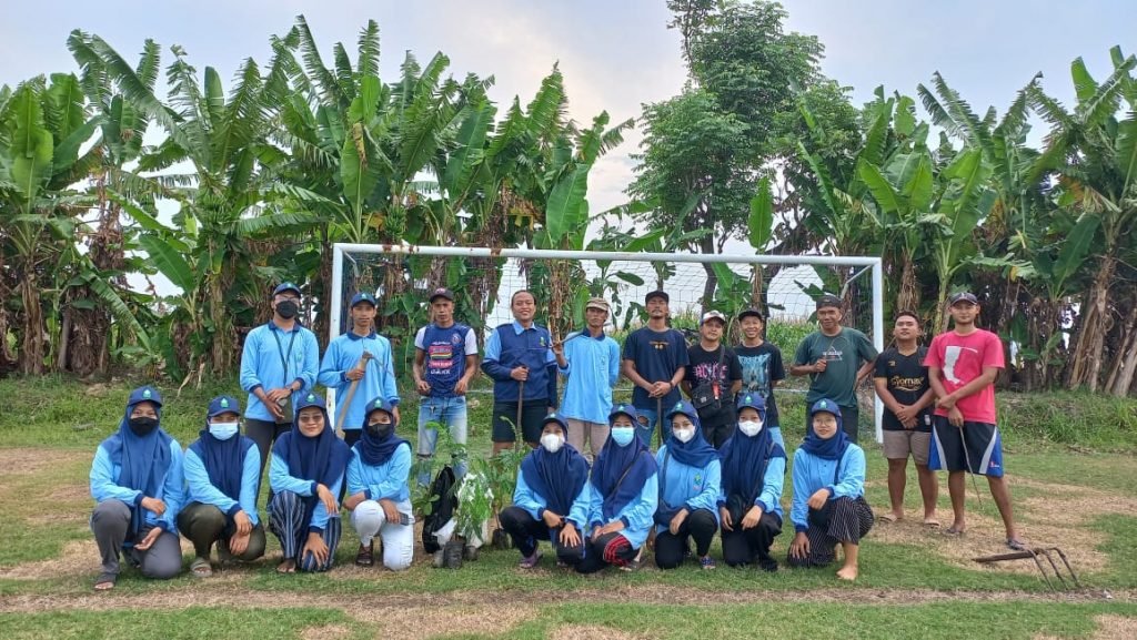 Gandeng Karang Taruna Desa Gebanganom, Mahasiswa UIN Walisongo Tanam Puluhan Pohon