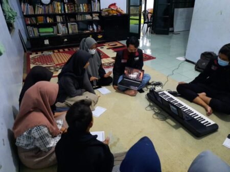 Lestarikan Lagu Daerah, PMM UMM Beri Latihan Bernyanyi