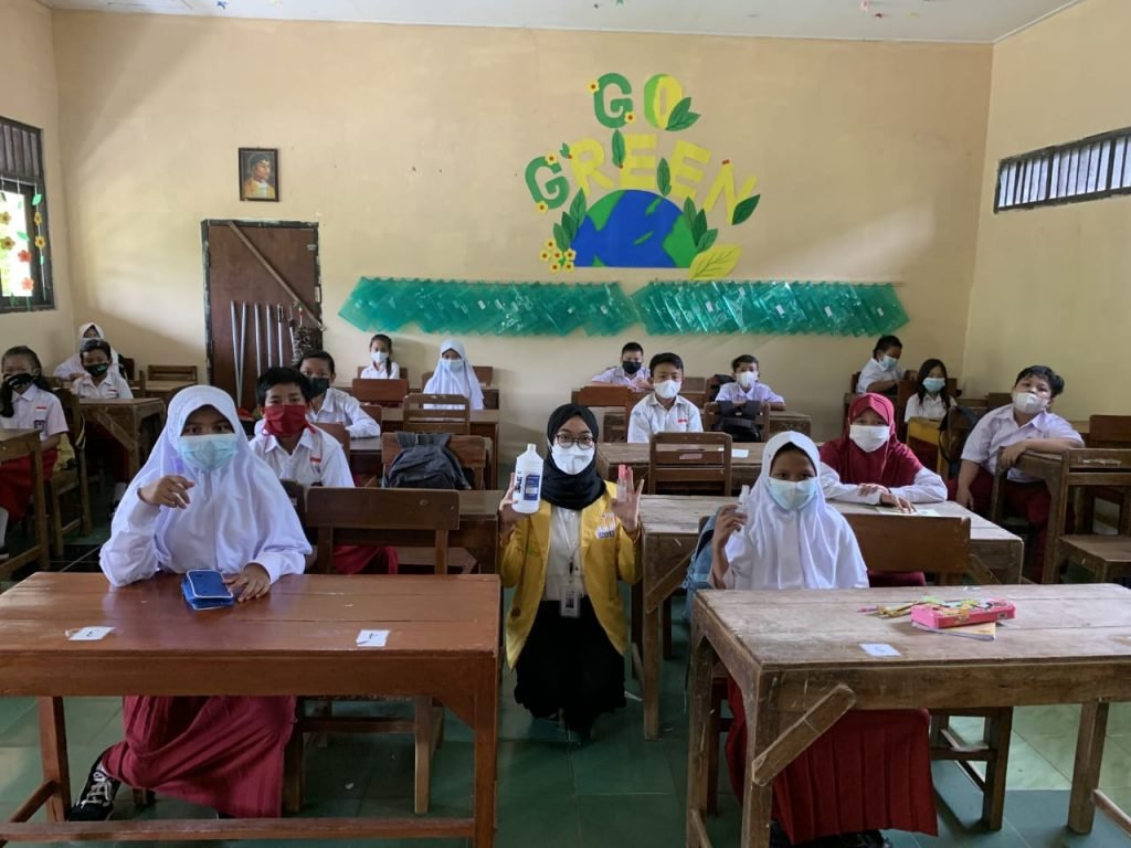 Siswa SDN Sukorejo 03 Antusias Mengikuti Pelatihan Pembuatan Handsanitizer
