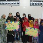 Latih Kreativitas, Mahasiswa PMM UMM Ajak Anak Buat Mading Hias