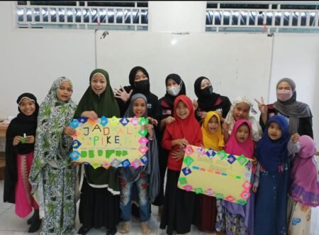 Latih Kreativitas, Mahasiswa PMM UMM Ajak Anak Buat Mading Hias
