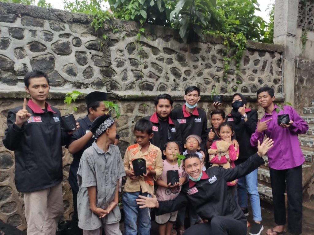 Mahasiswa UMM Edukasi Anak Panti Asuhan Yasibu Tanaman Aquaponik