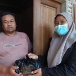 Bagikan Sembako, Mahasiswa PMM UMM Bantu Warga Terdampak Pandemi