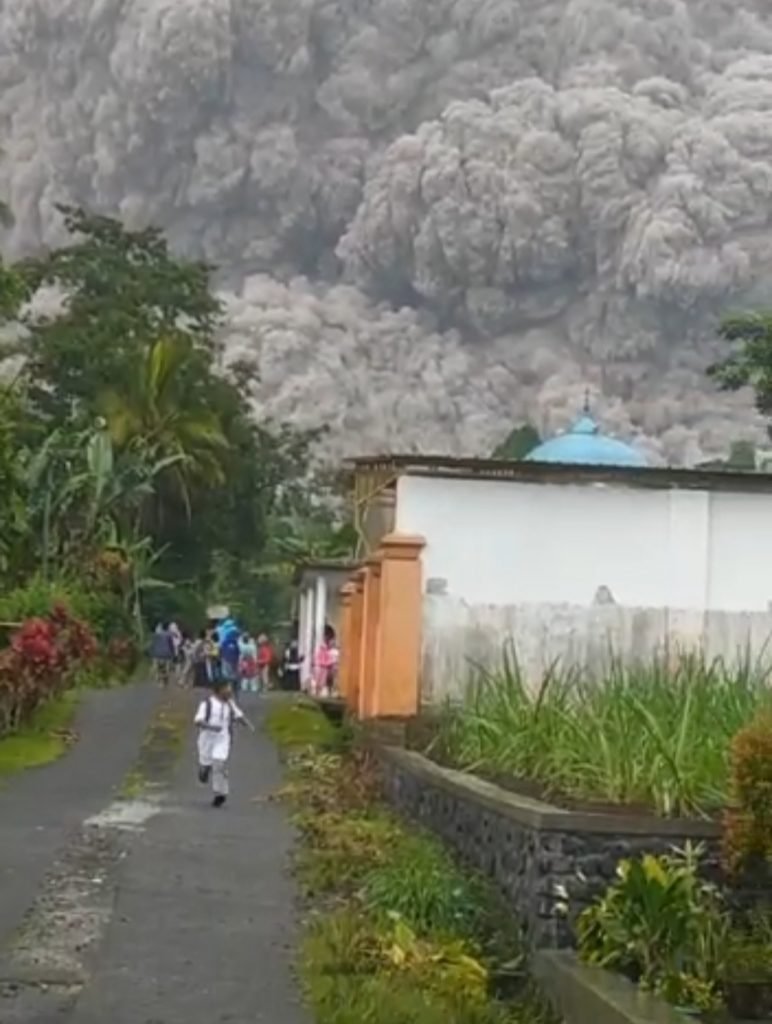 Meletus, Letusan Gunung Semeru Berdampak di Satu Kecamatan