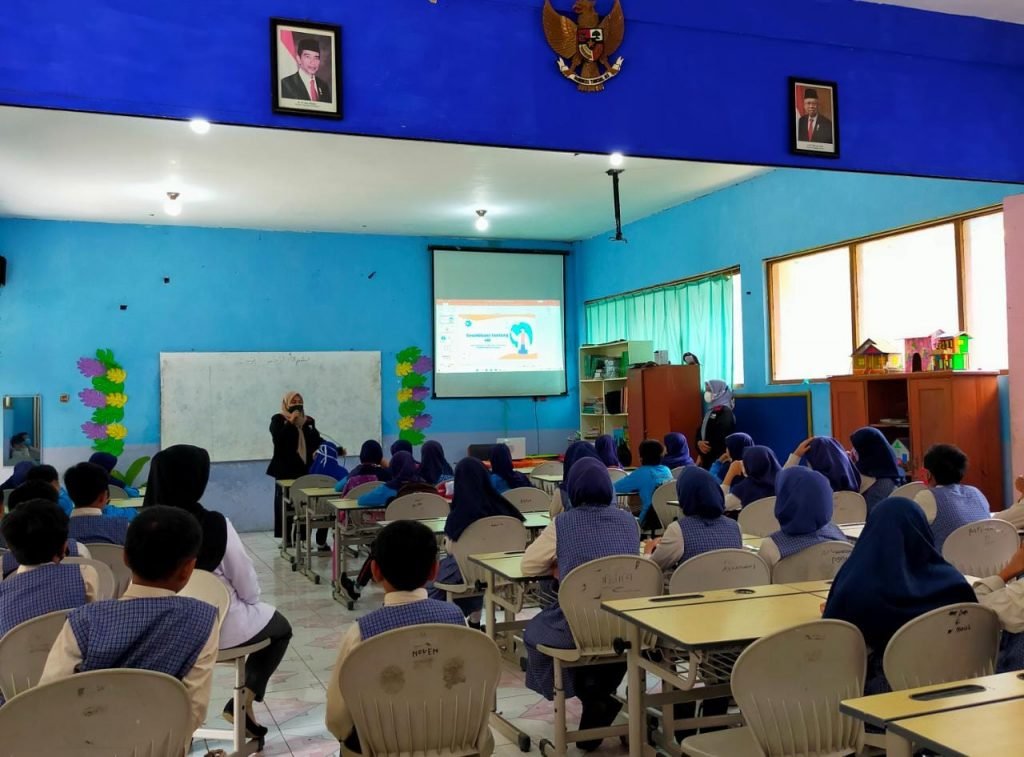 Mahasiswa PMM UMM Mengadakan Sosialisasi Protokol Kesehatan 5M Mahasiswa pmm umm lakukan sosialisasi protokol kesehatan 5m