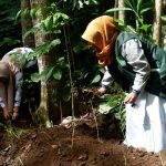 Mahasiswa Unira Tanam Tumbuhan Herbal di Area Situs Patirtaan Ngawonggo