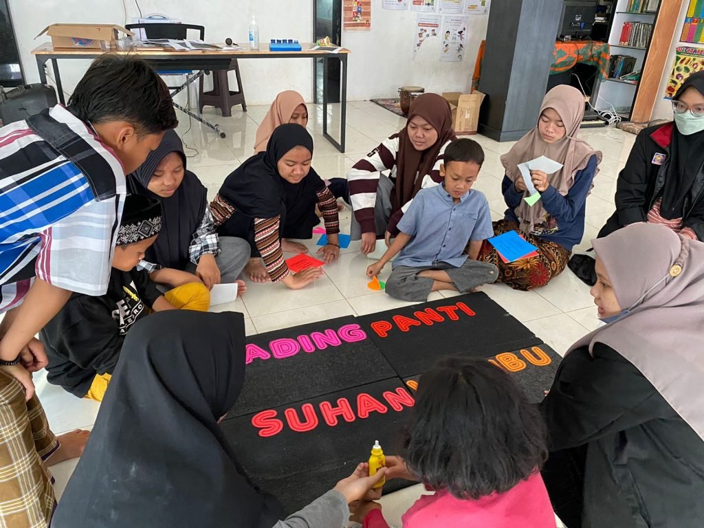 Mahasiswa Pmm Umm Ajak Anak Panti Asuhan Membuat Mading Inovatif, Melatih Kreativitas Anak