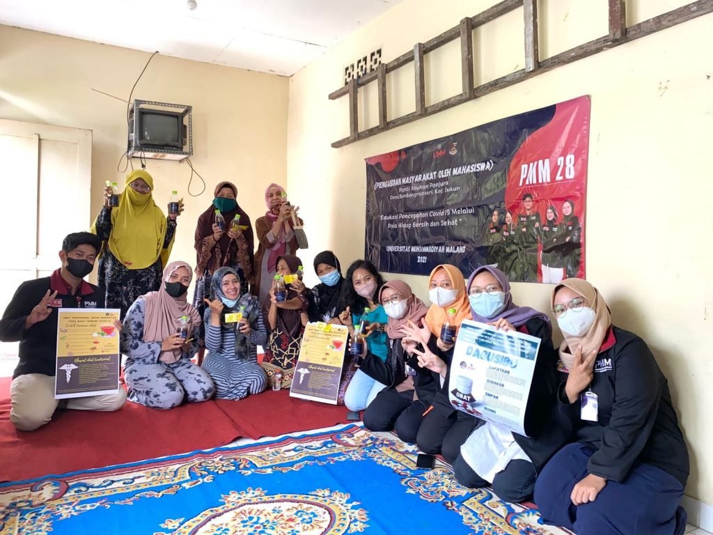 Program Edukatif, Mahasiswa Pmm Umm Latih Warga Buat Teh Herbal