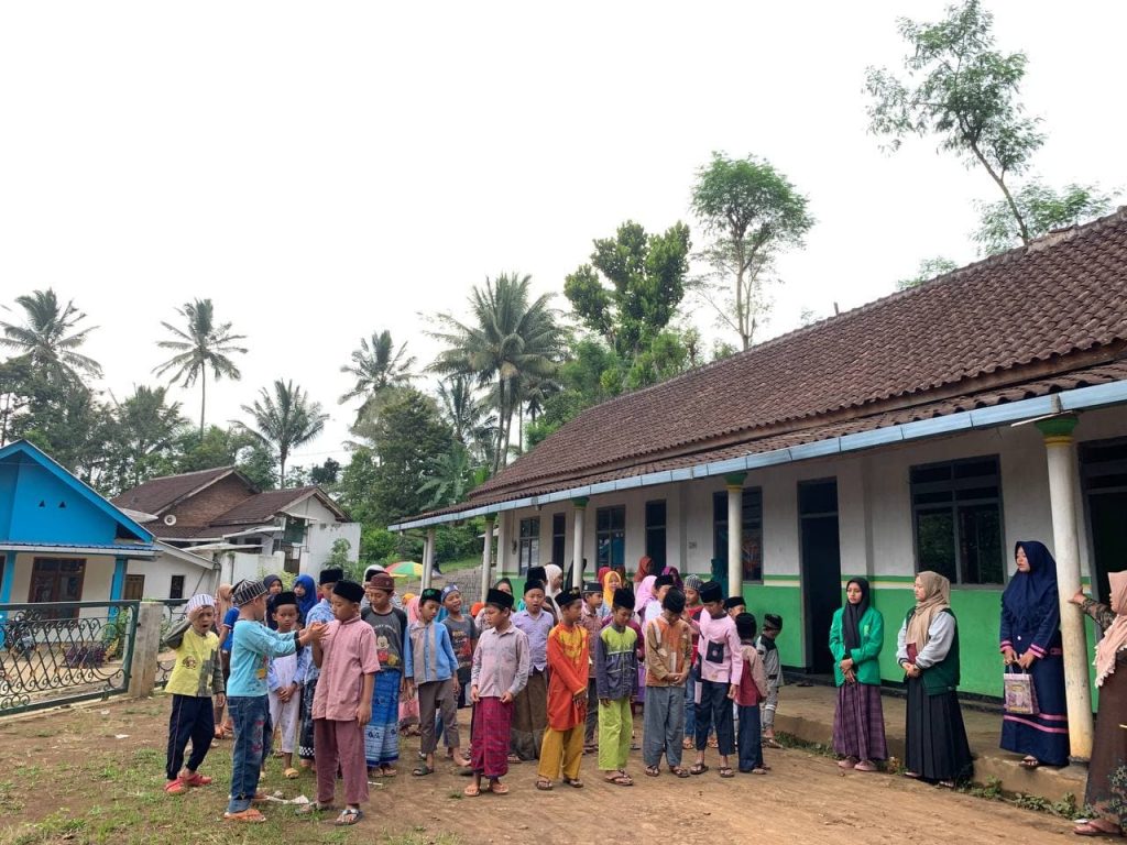KKN-T 8 Unira Malang Gelar Pengajaran Alquran Sukarela Tim Mahasiswa Kuliah Kerja Nyata Tematik (KKN-T) kelompok 8, Universitas Islam Raden Rahmad Malang memberikan pengajaran mengaji