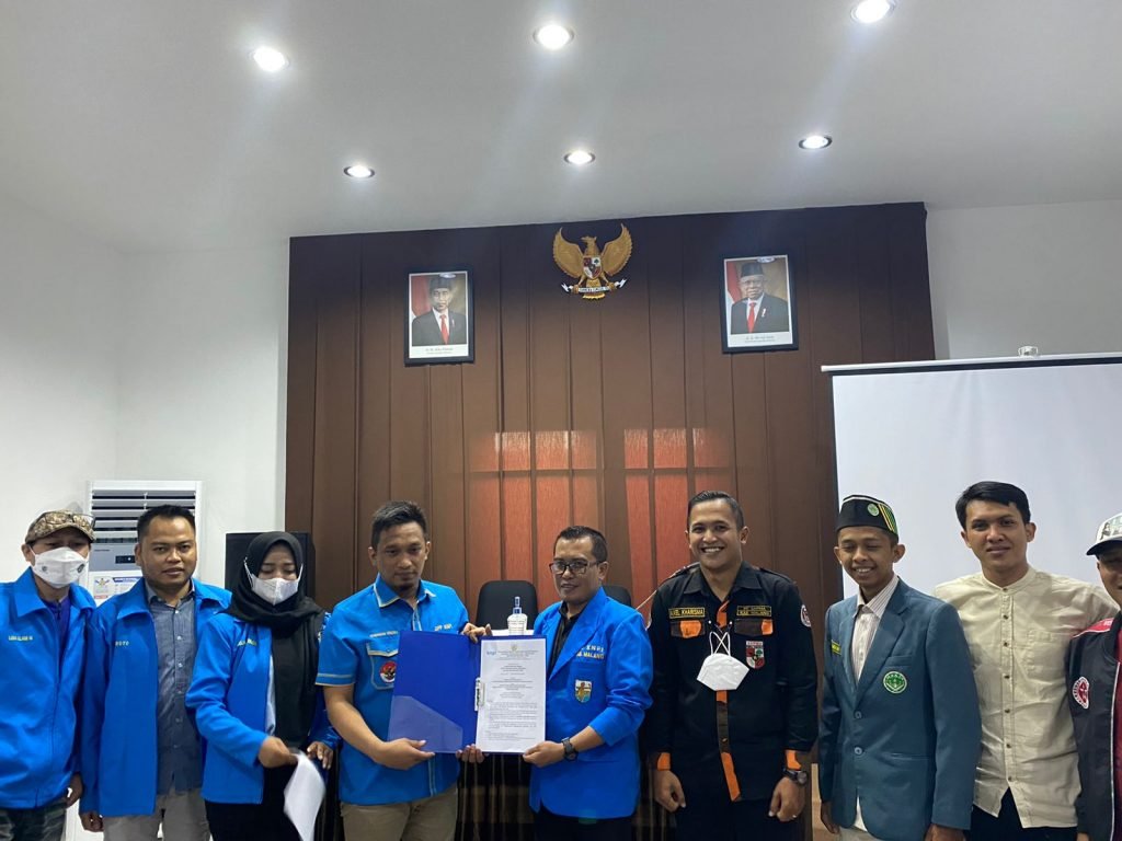 SK Terbit, Khusnul Hakim Jadi Ketua Karetaker KNPI Kabupaten Malang Dewan Pengurus Daerah Komite Nasional Pemuda Indonesia Provinsi Jawa Timur (DPD KNPI Jawa Timur) menyerahkan Surat Keputusan (SK) Karetaker DPD KNPI Kabupaten Malang.