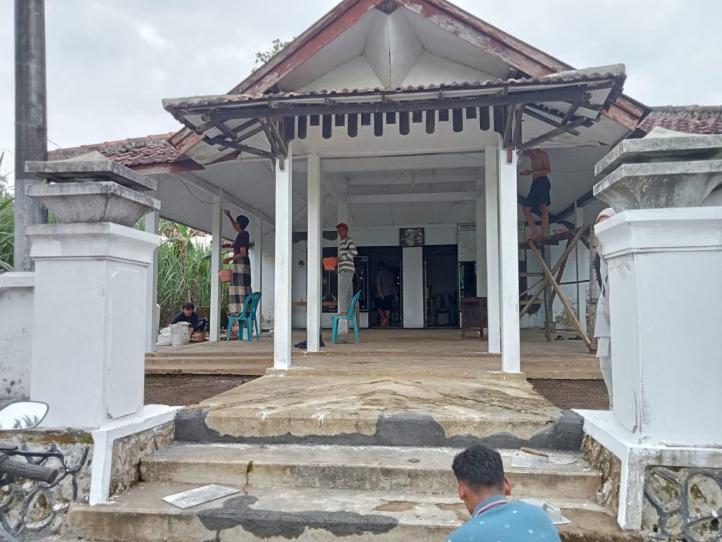 Tingkatkan Kapasitas, Mahasiswa Kkn-t Unira Lakukan Renovasi Balai Dusun