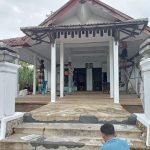 Tingkatkan Kapasitas, Mahasiswa Kkn-t Unira Lakukan Renovasi Balai Dusun