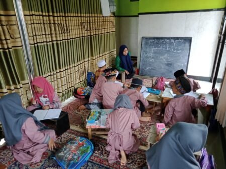 Peduli Pendidikan, Mahasiswa Kkn-t Unira Hadirkan Program Inovatif Kkn-t Unira berikan bimbingan belajar gratis