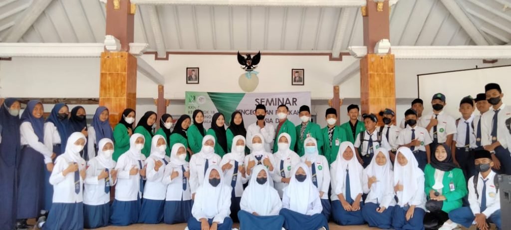 Mahasiswa KKN-T Unira Malang Gelar Seminar Pencegahan Pernikahan Usia Dini Kkn-t Unira Gelar Seminar Pencegahan Pernikahan Usia Dini