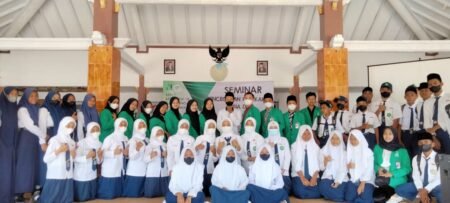 Mahasiswa KKN-T Unira Malang Gelar Seminar Pencegahan Pernikahan Usia Dini Kkn-t Unira Gelar Seminar Pencegahan Pernikahan Usia Dini