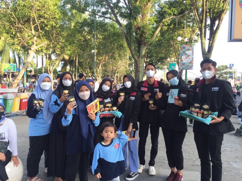 Mahasiswa PMM UMM Kembangkan UMKM Panti Asuhan Attafakur Pmm Umm bersama anak panti asuhan Attafakur pasarkan produk umkm
