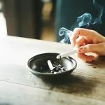 Cara Menghilangkan Bau Asap Rokok dari Sofa Kain Secara Alami