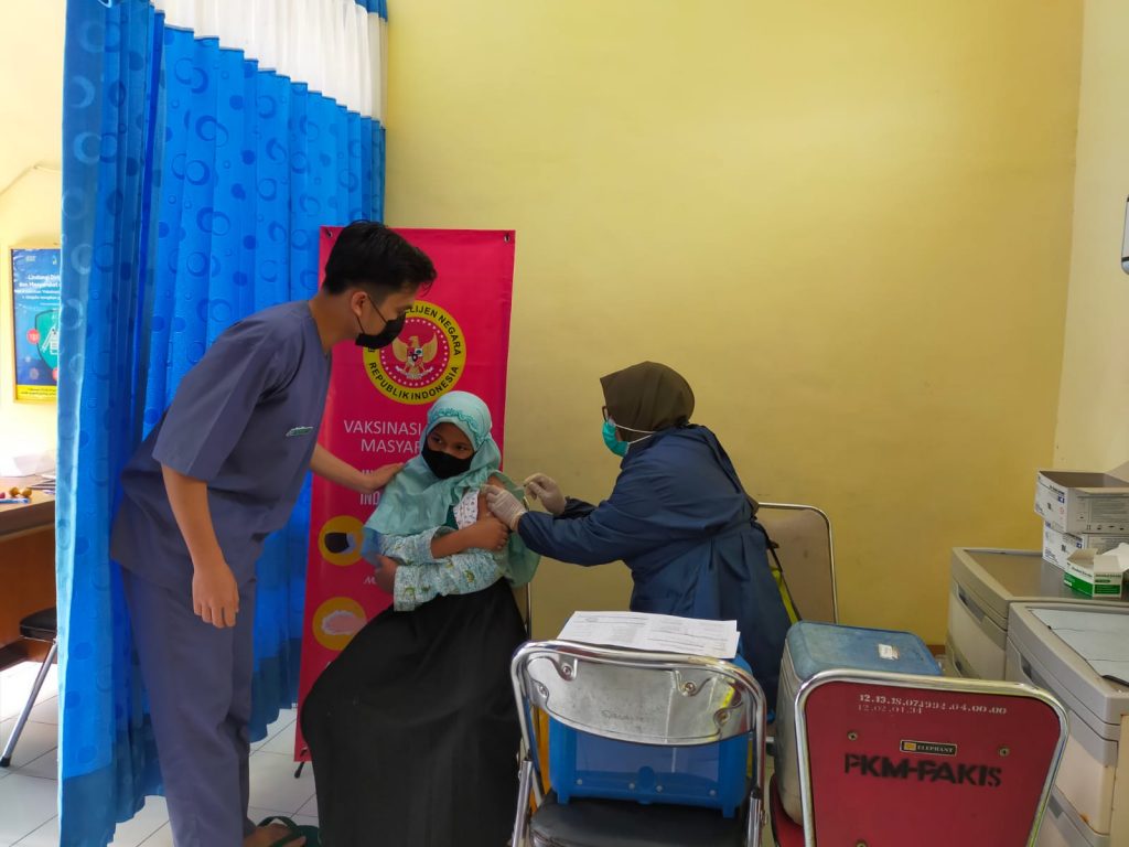 Wujudkan Kegiatan PTM Lebih Aman, MI Al Hasib lakukan Vaksinasi Siswa Sebagai Bentuk Penanggulangan Penyebaran Covid-19 Potret pelaksanaan vaksinasi MI Al Hasib Sebagai Bentuk Penanggulangan Penyebaran Covid-19, Jumat 28/01