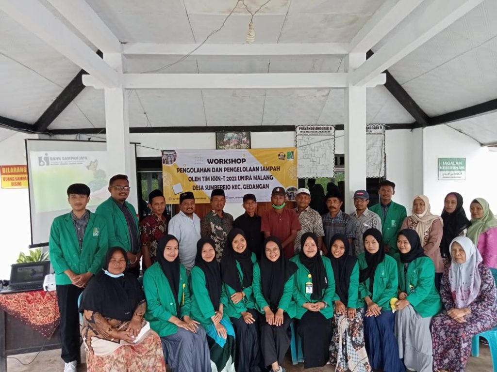 Peduli Lingkungan, Mahasiswa Unira Gelar Workshop Pengelolaan Sampah Mahasiswa Unira usai menggelar workshop pengelolaan sampah