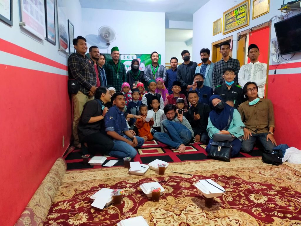 Refleksi 75 Tahun, HMI Cabang Malang Gelar Doa Bersama & Santunan Anak Yatim Foto Bersama HMI Cabang Malang dan anak yatim di Yayasan Mizan Amanah