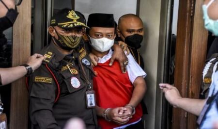 Herry Wirawan Pemerkosa 13 Santriwati Divonis Penjara Seumur Hidup Terdakwa kasus pemerkosaan terhadap 13 santri Herry Wirawan digiring petugas / Republika /Abdan Syakura