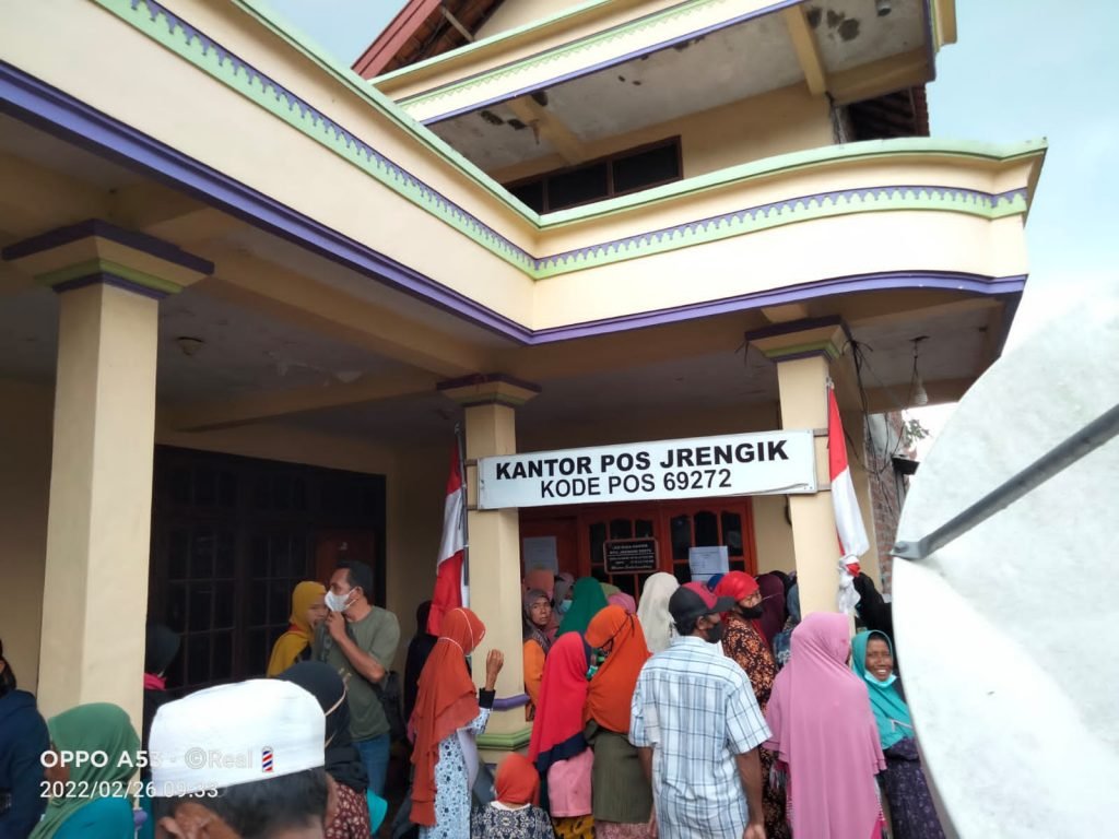 Arogansi Kekuasaan Mantan Kepala Desa Mlaka Sampang Potret warga Desa Mlaka mengambil bansos