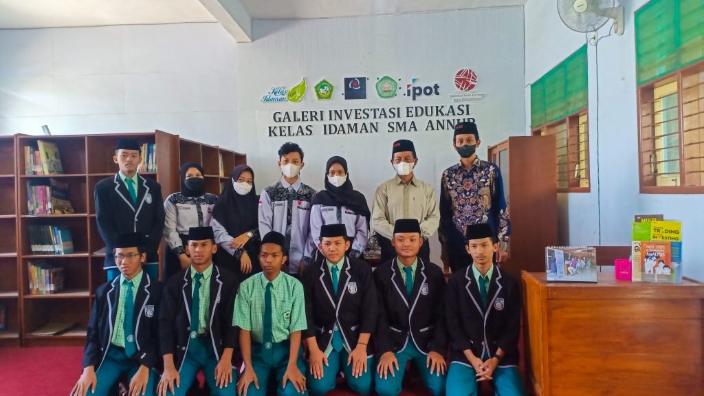 Galeri Investasi BEI Unisma Resmikan Pojok Investasi di SMA An Nur Bululawang Potret pojok galeri investasi kelas idaman SMA An Nur Bululawang
