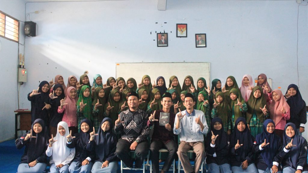 Perkuat Literasi, Tim Jurnalistik SMP An Nur Al Anwar Studi Banding ke SMA An Nur Jurnalistik SMP An Nur Al Anwar studi banding ke jurnalistik SMA An nur