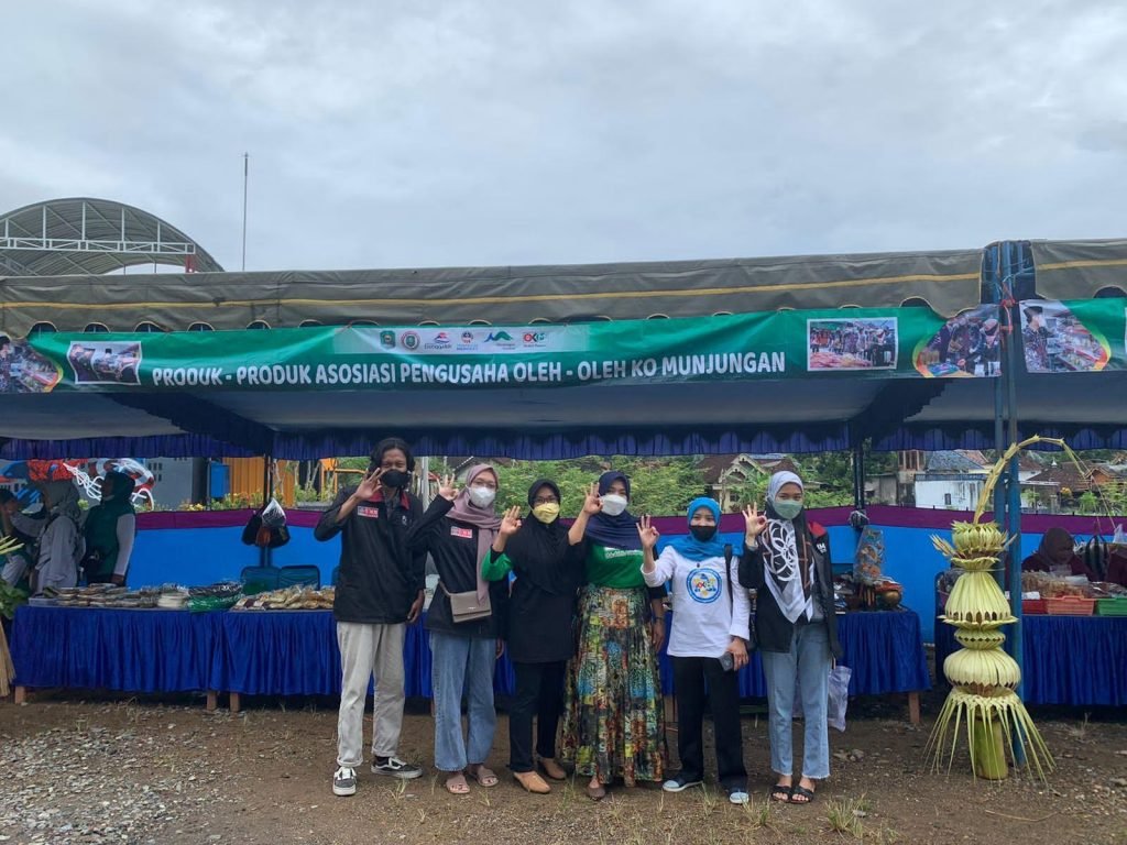 Potret Kunjungan Mahasiswa Umm dalam Bazar UMKM di Kecamatan Munjungan Mahasiswa pmm umm saat berkunjung dalam bazar UMKM di Kecamatan Munjungan