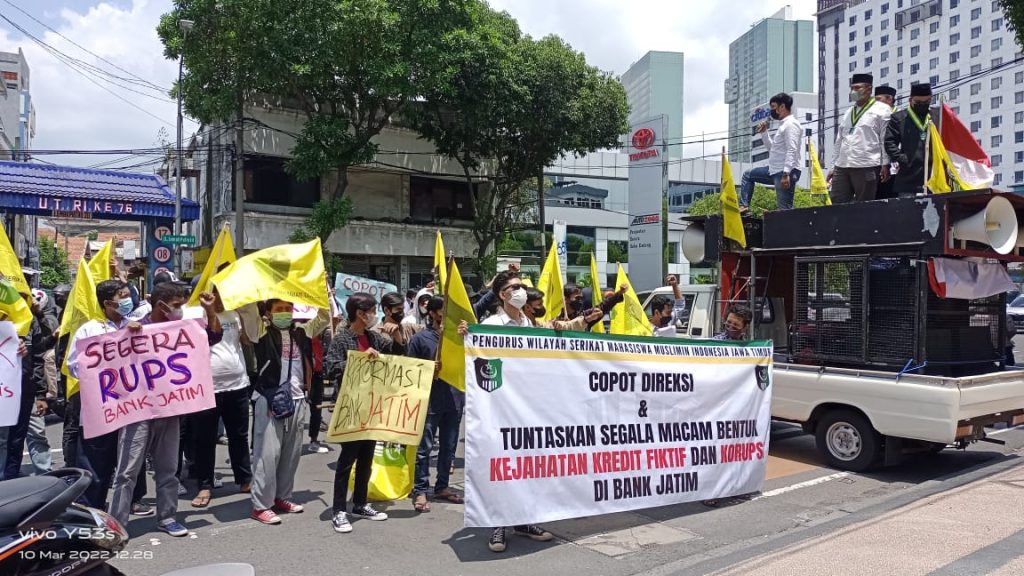 Semmi Tuntut Bank Jatim Berbenah, Memiliki Setumpuk Masalah Internal Serikat Mahasiswa Muslim Indonesia (SEMMI) melakukan aksi di depan kantor pusat Bank Jatim