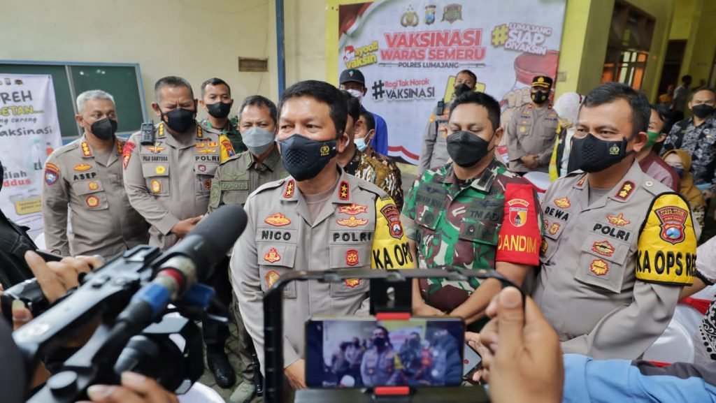 Kapolda Jatim Pantau Pelaksanaan Vaksinasi Presisi di 86 Titik Jawa Timur Kapolda Jawa Timur Irjen Pol Nico Afinta bersama Forkopimda Kabupaten Lumajang, mengecek pelaksanakan vaksinasi Presisi serentak jajaran Polda Jatim